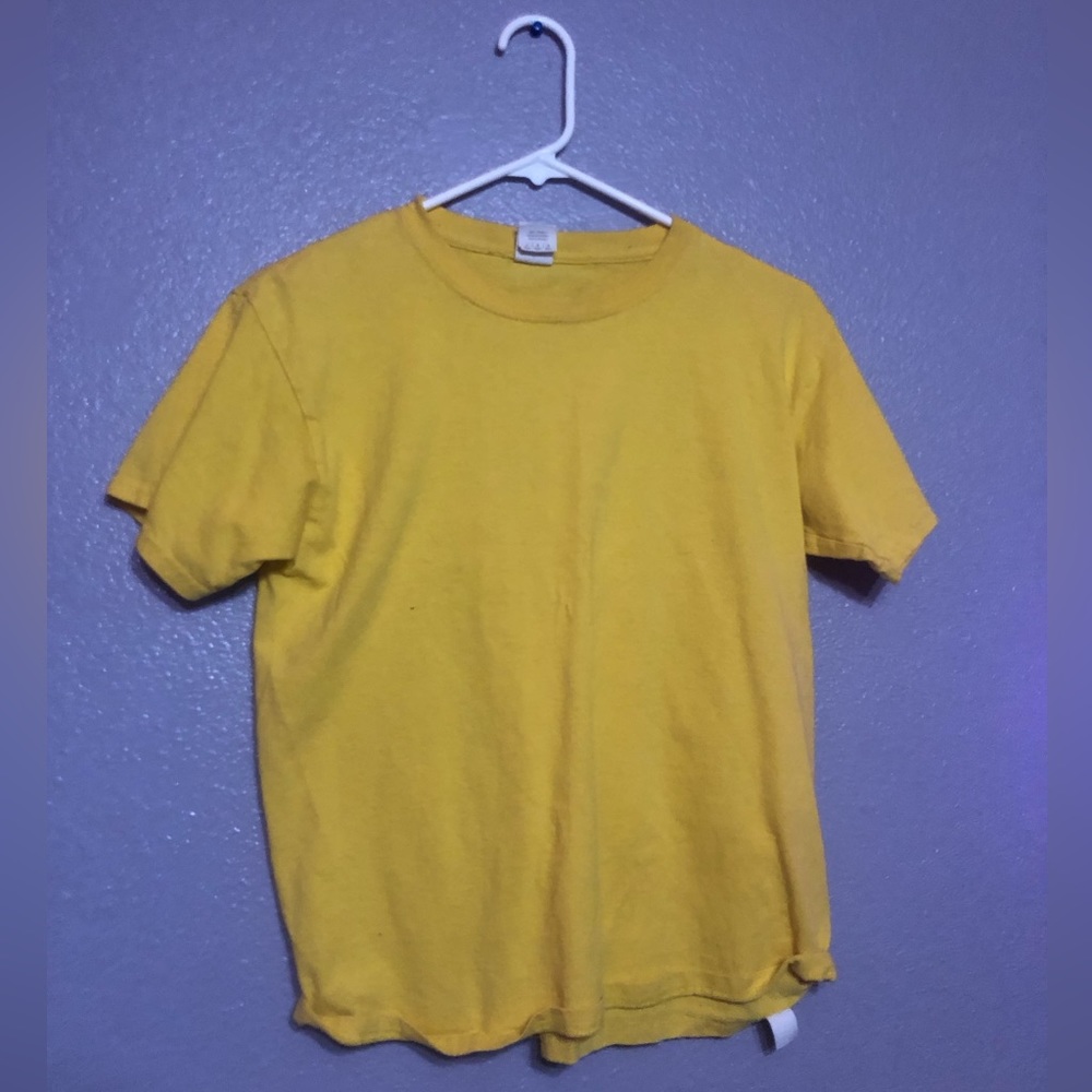 i’m not sure of the brand. its a yellow t-shirt.